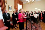 La présidente d’Irlande, Mary McAleese, s’adresse à l’assemblée au centre bahá’í de Dublin.