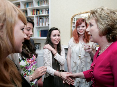 Pendant sa visite, la présidente McAleese, à droite, s’est entretenue aves les jeunes bahá’ís de la région de Dublin.