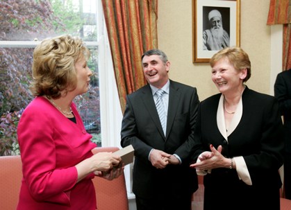 La présidente de la république d’Irlande, Mary McAleese, à gauche, s’entretient avec deux membres de l’Assemblée spirituelle nationale des bahá’ís d’Irlande, M. Brendan McNamara et Mme Alison Wortley.