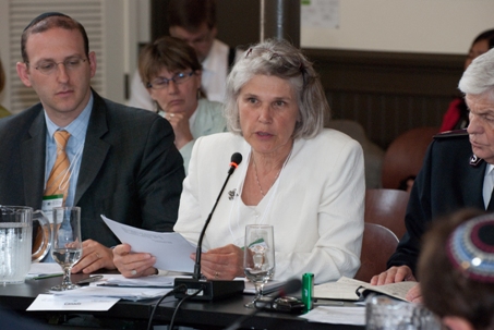 Au centre, Susanne Tamas, déléguée de la communauté bahá’íe, participe au Sommet  2010 des Religions mondiales. À sa gauche, Rabbi Adam Scheier appartenant au Congrès juif canadien. À sa droite, le Commissionnaire William W. Francis Commandant territorial de l'Armée du Salut du Canada et des Bermudes.