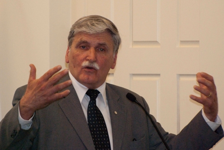 Le Lieutenant Général Romeo Dallaire, sénateur canadien, ancien Commandant des Forces de l’UNAMIR  (MANUR ou Mission d’Assistance des Nations unies pour le Rwanda) a pris la parole lors du Sommet 2010 des Religions mondiales.