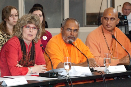 Les délégués de plus de 20 pays ont assisté au sommet 2010 des Religions mondiales. Assis, de gauche à droite : le Révérend Karen A. Hamilton, secrétaire générale du Conseil canadien des Églises ; H.H. Swami Paramatmananda Saraswati et Swami Avdheshanand Giri of the Hindu Dharma Acharya Sabha.