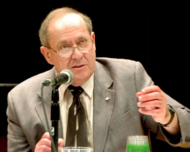 Gerald Gall, professeur de droit à l'Université d'Alberta, a été l’orateur d’un séminaire concernant les droits de l'homme et la liberté religieuse organisé le 21 juin et parrainé par la communauté bahá’íe canadienne en prélude au Sommet 2010 des Religions mondiales. Le professeur Gall a expliqué que la religion reste une force vitale dans le paysage de nos sociétés modernes et une puissante force de paix et de bien-être.