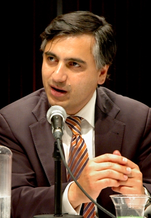 Lors du séminaire, Payam Akhavan, professeur de droit à l'université McGill à Montréal a traité de la nécessité d'établir une communauté de croyances qui « transcende nos apparentes différences ». « Un tel chemin peut être découvert en renforçant une liberté religieuse authentique qui engendrera une recherche de la vérité et la possibilité d’explorer cette vérité », affirme-t-il.