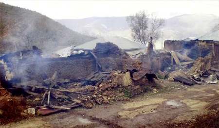 Les restes des maisons de M. Ata'u'llah Movaffaghi et de Seyyed Mahdi Sadeghi après leur incendie en mai 2007.