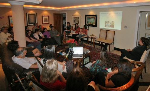 Des invités dans une maison de Brasilia, lors d’une présentation faite par Tahirih Naylor, représentante de la Communauté internationale bahá’íe aux Nations unies à la Conférence interactive mondiale ayant trait à la culture de paix et à la durabilité.