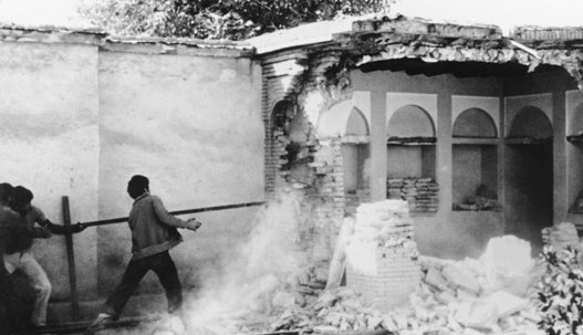 La maison du Báb à Shiraz en Iran, un des sites les plus sacrés dans le monde bahá’í, a été détruite par les gardes révolutionnaires en 1979 et rasée plus tard par le gouvernement.