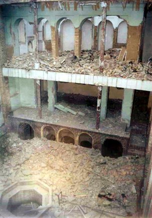 Intérieur de la maison de Mirza Abbas Nuri, le père de Bahá’u’lláh. Ce point de repère architectural à Téhéran, reconnu comme un remarquable exemple d’une période d’architecture, a été démoli par les autorités en juin 2004.