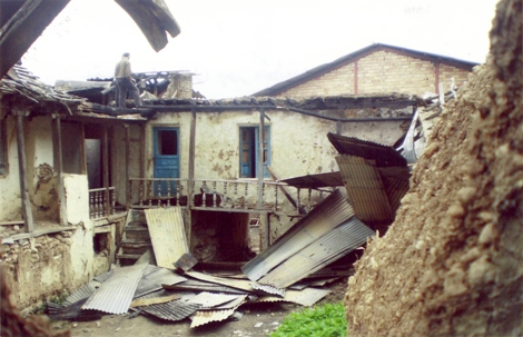 En mai 2007, la maison d’un bahá’í dans le village d’Ivel a été brûlée par des incendiaires anonymes. En juin 2010, les maisons appartenant à quelque 50 familles bahá’íes ont été démolies dans le même village.