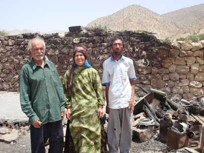 Une famille bahá’íe, dans la province de Fars, s’en est sortie indemne de justesse en juin 2008 quand un incendiaire a versé de l’essence causant une explosion et un incendie qui ont détruit une cabane à côté du lieu, situé à l’extérieur de leur maison, où la famille était en train de dormir.