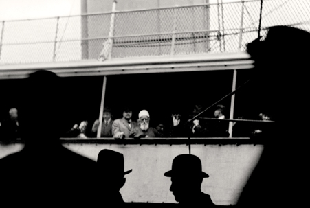 ‘Abdu’l-Bahá photographié à bord du navire à vapeur Celtic alors qu’il quitte New York pour Liverpool, en Angleterre, le 5 décembre 1912. Ses paroles d’adieu exprimaient le désir de voir « l’Orient et l’Occident s’unir dans l’amour et se comporter l’un envers l’autre avec sympathie et affection. Tant que les hommes n’auront pas atteint ce rang élevé, l’humanité ne trouvera pas de repos… »