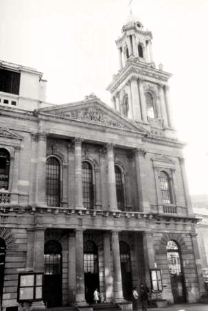 Le City Temple, à Londres, où ‘Abdu’l-Bahá a donné sa toute première causerie publique, le 10 septembre 1911. « Le don divin pour cet âge de lumière est la connaissance de l’unité du genre humain et de l’unité fondamentale de la religion », a-t-il expliqué à l’assemblée.