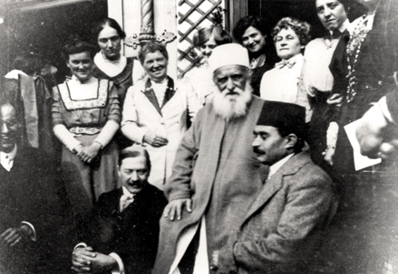 La première visite de ‘Abdu’l-Bahá en Angleterre en septembre 1911 comprenait un week-end dans la ville de Bristol où il a rencontré les bahá’ís et leurs amis. « Son comportement extrêmement naturel et simple a frappé certains des participants, écrit un observateur, ainsi que sons sens de l’humour si plaisant que son long emprisonnement et ses épreuves terribles n’avaient pas réussi à détruire. »