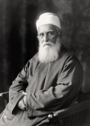 ‘Abdu’l-Bahá officiellement photographié au célèbre studio Taponnier à Paris. Il a tenu une réunion dans la capitale française. « Aujourd'hui, dans cette pièce, les représentants de bien des nations … tous frères et sœurs, se trouvent réunis dans l’amitié et l’harmonie. Que cette assemblée soit un signe avant-coureur de ce qui se passera dans ce monde, quand tous les enfants de Dieu comprendront qu’ils sont les feuilles d’un même arbre, les fleurs d’un même jardin, les gouttes d'eau d’un seul océan et les fils et filles d’un même Père dont le nom est amour. »