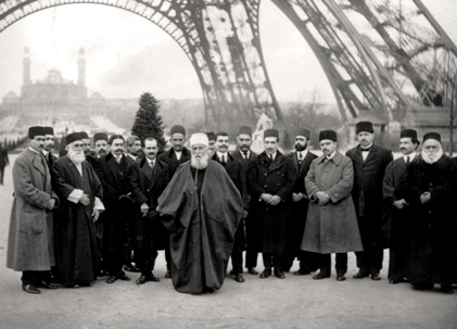 ‘Abdu’l-Bahá et son entourage sous la tour Eiffel à Paris en 1912. « Moi en Orient et vous en Occident, essayons de tout notre cœur et de toutes nos forces de faire régner l’unité dans le monde, dit-il à son auditoire français, pour que tous les êtres forment un seul peuple, et que toute la terre soit comme un seul pays. »