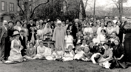 ‘Abdu’l-Bahá avec des amis au Lincoln Park à Chicago en 1912. Cette ville lui était particulièrement chère, a-t-il expliqué à ses disciples, parce que c’est là que le premier centre bahá’í avait été établi sur le continent américain.