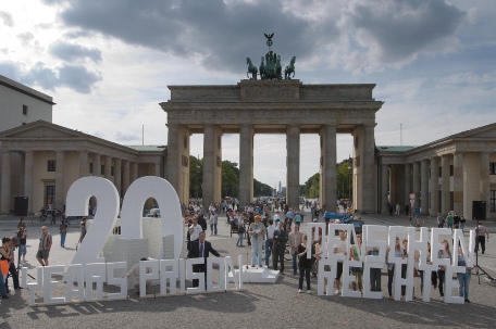 Le samedi 12 septembre, quelque 400 personnes, dont de nombreux défenseurs des droits de l’homme, ont participé à une manifestation devant l’historique porte de Brandebourg à Berlin, faisant appel à la libération des sept dirigeants bahá’ís iraniens, initialement condamnés à 20 ans de prison.