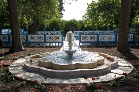 À environ deux kilomètres au sud de l’historique ville d’Acre, le jardin de Ridván – aménagé pour Bahá’u’lláh – a été restauré selon le plan de l’île d’origine. Une fontaine en est l’élément central, l’eau s’écoulant ensuite dans un canal qui traverse le jardin.