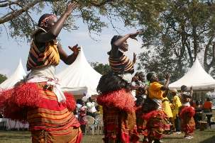Danses commémoratives, dans les jardins de la maison d’adoration bahá’íe de Kampala en Ouganda, pour célébrer le cinquantième anniversaire de l’inauguration du temple en janvier 1961.