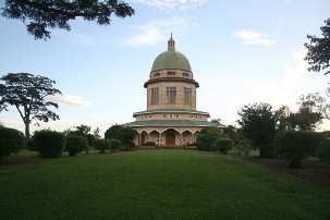 Au cours des cinquante dernières années, les vastes jardins entourant le temple sont devenus un endroit apprécié par les visiteurs qui viennent s’y reposer et méditer.
