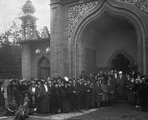 Le livre « Abbas-Effendi » comprend une description de la visite de ‘Abdu’l-Bahá en janvier 1913 à la petite ville marchande de Woking, dans le sud de l’Angleterre, où la toute première mosquée a été construite en Europe, en dehors de l’Espagne maure. ‘Abdu’l-Bahá s’est adressé à une assemblée d’amis égyptiens, turcs, indiens et anglais dans la cour de la mosquée. « La religion de Dieu, leur a-t-il déclaré, encourage les peuples à soutenir le principe de la paix. L’amour est la précieuse vérité à la base de la religion divine... »