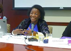 Mme Changu Mannathoko, principale conseillère en stratégie d’éducation pour l’UNICEF, participant à un débat dans les bureaux de New York de la Communauté internationale bahá’íe le 23 février, dans le cadre de la Commission annuelle de la condition de la femme.