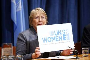 L’ancienne présidente du Chili, Michelle Bachelet – directrice exécutive de l’organisation nouvellement créée ONU Femmes – présente le logo de la nouvelle organisation au cours de la conférence de presse sur les priorités de ONU Femmes pour l’année 2011. Photo UN de Paulo Filgueiras.