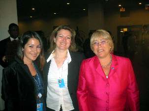 De droite à gauche: Michèle Bachelet, directrice-exécutive d’ONU-Femmes et ancienne présidente du Chili ; Sophie Ménard, membre de la délégation de la Communauté internationale bahá’íe à la 55ème session de la Commission de la condition de la femme et Carmel Irandoust, membre de la Communauté internationale bahá’íe.