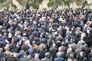 Les funérailles de Mme Ashraf Khanjani se sont tenues à Téhéran le vendredi 11 mars 2011. Entre 8.000 et 10.000 personnes en deuil, en provenance de tout l'Iran, auraient été présentes.