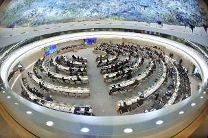 Les participants à la 16ème session du Conseil des droits de l’homme à Genève, en Suisse, le 21 mars 2011. Pour la première fois depuis 2005, le Conseil a nommé un enquêteur spécial chargé de surveiller la conformité de l’Iran avec les normes internationales concernant les droits de l’homme. La décision, par un vote de 22 voix pour, 7 voix contre et 14 abstentions, reflète l’impatience grandissante du monde face à l’Iran et à ses violations croissantes des droits de l’homme. Crédit photo ONU-Jean-Marc Ferré.