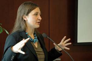 Vanessa Timer, co-fondatrice et directrice exécutive de One Earth Initiative, « Rethinking the Good Life », intervient dans le colloque qui s’est tenu dans les bureaux new-yorkais de la Communauté internationale bahá’íe, le 11 mai dans le cadre de la 19ème session de la Commission du développement durable. L’aréopage rassemblait des experts de quatre continents, spécialisés dans l’évaluation et la promotion des valeurs sous-jacentes qui permettraient d’assurer la survie à long terme de l’humanité.