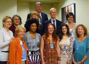 La délégation de la Communauté internationale bahá’íe à la 19ème session de la Commission du développement durable des Nations unies qui s’est tenue à New York du 2 au 13 mai 2001. Au dernier rang, de gauche à droite : Julia Berger ; Taraneh Ashraf ; Nadia O’Mara, Irlande ; Duncan Hanks, Canada ; Peter Adriance, États-Unis; Daniella Hiche, Brésil. Au premier rang, de gauche à droite : Ineke Gijsbers, Royaume-Uni ; May Akale, Cameroun ; Kiara Worth, Papouasie-Nouvelle-Guinée ; Nur Shodjai, Canada ; Victoria Thoresen, Norvège