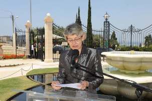 Irina Bokova, la directrice générale de l’UNESCO, pendant la cérémonie organisée au rond-point d’entrée des jardins bahá’ís de Haïfa, le 29 mai 2011. La réception a marqué l’inauguration de la Place pour la tolérance et la paix de l’UNESCO, juste en face des jardins, au début de la colonie historique des Templiers allemands. « Comme les guerres prennent naissance dans l’esprit des hommes, c’est dans l’esprit des hommes que doivent être élevées les défenses de la paix », a déclaré Mme Bokova, citant le manifeste de l’UNESCO.