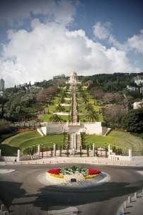 L’interprétation d’un artiste des futurs projets pour la Place pour la tolérance et la paix de l’UNESCO, en face des jardins bahá’ís. Les propositions pour améliorer l’endroit comprennent la rénovation des pierres décoratives et la plantation de parterres floraux au centre du rond-point, marquant un lien symbolique entre la colonie des Templiers allemands et les jardins bahá’ís.