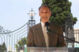 M. Albert Lincoln, le secrétaire général de la Communauté internationale bahá’íe, prenant la parole durant une cérémonie organisée sur la place d’entrée aux jardins bahá’ís, à Haïfa, le 29 mai 2011. « Haïfa est réellement une ville de la paix et un exemple vivant de ce que le Moyen-Orient pourrait et devrait être », a déclaré M. Lincoln.