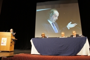 1. Mohamad Tavakoli, professeur d’histoire des civilisations du Proche et du Moyen-Orient, prononce le discours d’ouverture de la conférence ayant pour thème « La marginalisation intellectuelle et la question bahá’íe en Iran », qui a débuté le vendredi 1er juillet à l’université de Toronto. Dans le groupe, on reconnaît, de gauche à droite, Linda Northrup, de l’université de Toronto, Ahmad Karimi-Hakkak, de l’université du Maryland et Abbas Amanat, de l’université de Yale.