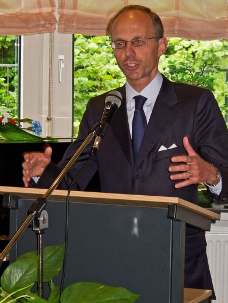 Le ministre des Finances du Luxembourg, Luc Frieden, prenant la parole au cours d’une célébration marquant la fête nationale au centre bahá’í de la ville de Luxembourg.