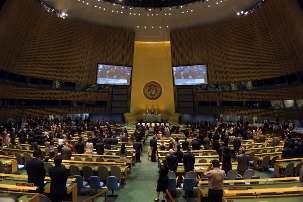 La réunion de haut niveau sur la jeunesse initiée par les Nations unies s’est ouverte le 25 juillet par un moment de silence en hommage aux victimes du récent attentat à la bombe et de la fusillade en Norvège. Photo des Nations unies - Eskinder Debebe