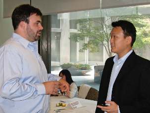 Ming Hwee Chong, à droite, représentant de la Communauté internationale bahá’íe dialoguant avec Nathan Forster de Alas de Rio lors de l’atelier organisé, en marge de la réunion sur la jeunesse initiée par les Nations unies, dans les bureaux de la Communauté internationale bahá’íe le mardi 26 juillet.