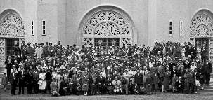 Une photo historique montre les invités réunis sur les marches menant à la maison d’adoration bahá’íe de Sydney le 16 septembre 1961, jour de son inauguration.