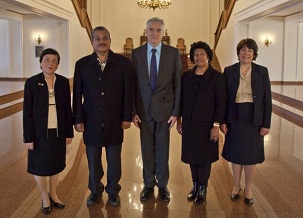 Le président de la République des Palaos faisant une visite officielle au Centre mondial bahá’í, le vendredi 25 novembre. De gauche à droite : Mme Zenaida Ramirez, membre du Centre international d’enseignement ; le président des Palaos Johnson Toribiong ; M. Stephen Hall, membre de la Maison universelle de justice ; Mme Valeria Toribiong, première dame des Palaos ; Mme Dicy Hall.