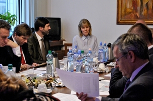 Les membres du comité des Affaires étrangères de la République slovaque étudiant la situation des bahá’ís d’Iran au cours d’une séance, le 7 décembre 2011. Au centre, Andrea Polokova, un représentant de la communauté bahá’íe de Slovaquie, s’adressant au comité.
