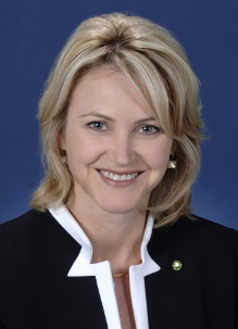 Melissa Parke – députée de Fremantle – qui a proposé, le 13 février 2012, la motion débattue par la Chambre des représentants australienne. Mme Parke a affirmé qu’il est « difficile de comprendre le niveau d’hostilité manifesté par les autorités en Iran » envers les bahá’ís.