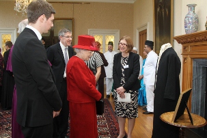 Sa Majesté la reine Elisabeth II est reçue par une délégation de bahá’ís anglais au cours d’un rassemblement multi-religieux pour célébrer son jubilé de diamant. Invitée à présenter un objet de valeur de sa religion, la communauté bahá’íe a exposé un manteau de Abdu’l-Bahá et une calligraphie encadrée des paroles de son premier discours en public, prononcé à Londres en 1911.