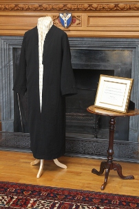 Un manteau porté par ‘Abdu’l-Bahá et une calligraphie encadrée de paroles de son premier discours public, prononcé le 10 septembre 1911 au City Temple de Londres : « Le don de Dieu à cet âge illuminé est la connaissance de l’unité du genre humain et de l’unité des religions. » Ces objets historiques étaient exposés au cours de la réception qui a eu lieu à Lambeth Palace pour célébrer le jubilé de diamant de Sa Majesté la reine Elisabeth II.