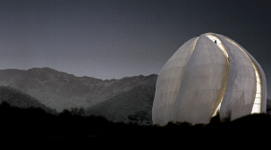 Un rendu réalisé par ordinateur de la maison d'adoration bahá'íe en cours de construction à Santiago, au Chili, propose une simulation de son apparence au crépuscule. Une fois terminée, elle sera le dernier temple bahá’í érigé dans l’objectif de servir tout un continent. Ces bâtiments uniques sont ouverts à toutes personnes souhaitant prier ou méditer, sans distinction de religion ou toute autre différence. Image © Hariri Pontarini Architectes.