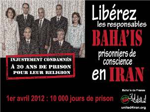 Le panneau de cette campagne d’information du 1er avril 2012, représente une photo des sept responsables bahá’ís d’Iran avec le slogan « Libérez les responsables bahá’ís – prisonniers de conscience ».