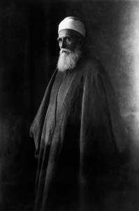 ‘Abdu’l-Bahá (1844-1921), photographié à Paris au cours de son voyage historique de 1910 à 1913.