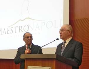 Hartmut Grossmann – à droite – un ancien membre de la Maison universelle de justice prenant la parole à la réunion marquant le centenaire de la visite de ‘Abdu’l-Bahá à Naples, du 31 mars au 1er avril 2012. À gauche, le traducteur de M. Grossmann, Fatollah Sabet