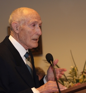 À la convention nationale des bahá’ís d’Italie, Mario Piarulli – un membre toujours en vie de la première Assemblée nationale du pays, élue en 1962 – racontant ses souvenirs de l’histoire des débuts de la communauté.